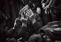 Vacío. Que queda después? (Manu Bravo). Un miembro del Ejercito Libre Sirio (FSA) llora junto al cadáver de su hermano muerto en Marea. Siria, 2012. Fotografia-de-guerra