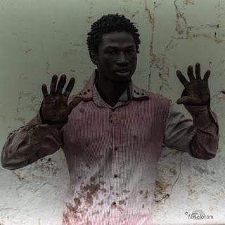 Un inmigrante en Melilla muestra sus manos heridas tras superar la valla de la frontera. España 2014 Fotografia-de-guerra