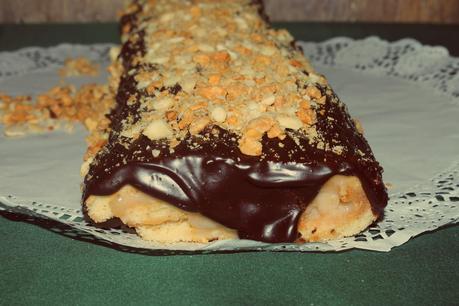ROLL DE CREMA DE NUECES Y ALMENDRAS CON CHOCOLATE ROLL DE CREMA DE NUECES Y ALMENDRAS CON CHOCOLATE