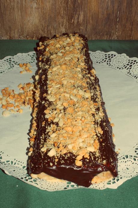 ROLL DE CREMA DE NUECES Y ALMENDRAS CON CHOCOLATE ROLL DE CREMA DE NUECES Y ALMENDRAS CON CHOCOLATE