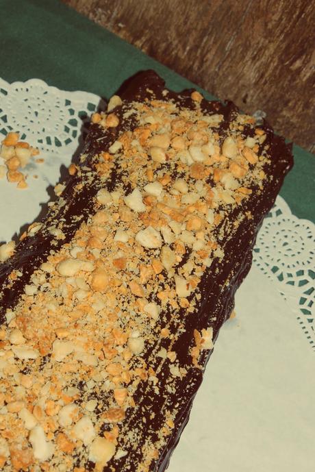 ROLL DE CREMA DE NUECES Y ALMENDRAS CON CHOCOLATE ROLL DE CREMA DE NUECES Y ALMENDRAS CON CHOCOLATE