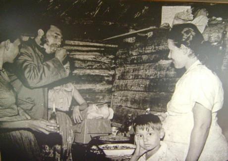Fidel cenó con los trabajadores más explotados y olvidados en navidad Fidel probando la comida.