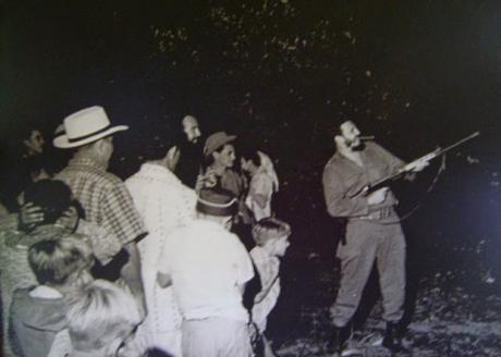Fidel cenó con los trabajadores más explotados y olvidados en navidad Fidel dispara al aire a las doce de la noche.