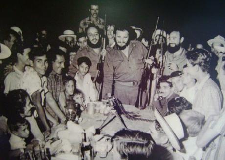Fidel cenó con los trabajadores más explotados y olvidados en navidad Fidel, les muestra a los carboneros como usar las armas.