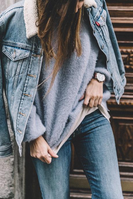 Mother_Jeans-Ripped_Jeans-Light_Blue_Sweater-Denim_Jacket-Levis-Outfit-Blue_Boots-Street_Style-43