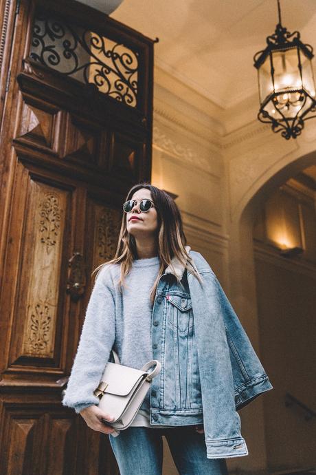 Mother_Jeans-Ripped_Jeans-Light_Blue_Sweater-Denim_Jacket-Levis-Outfit-Blue_Boots-Street_Style-19