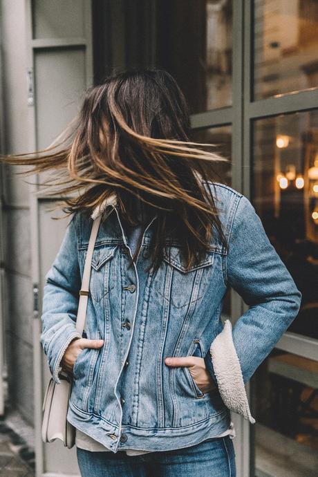 Mother_Jeans-Ripped_Jeans-Light_Blue_Sweater-Denim_Jacket-Levis-Outfit-Blue_Boots-Street_Style-54