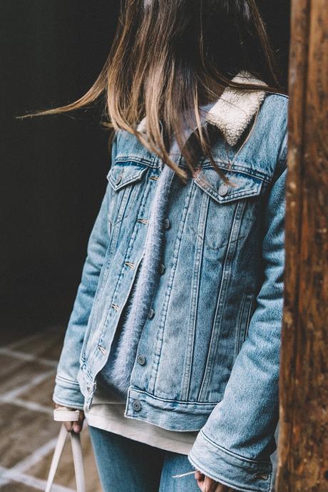 Mother_Jeans-Ripped_Jeans-Light_Blue_Sweater-Denim_Jacket-Levis-Outfit-Blue_Boots-Street_Style-5