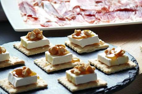 Crackers con queso brie, nueces y miel