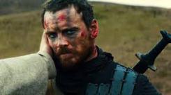 Manu Zapata_El cine (de estreno) fácil de leer_vivazapata.net_MACBETH_Fassbender pintado ante el rey Crítica de “Macbeth” (2015)