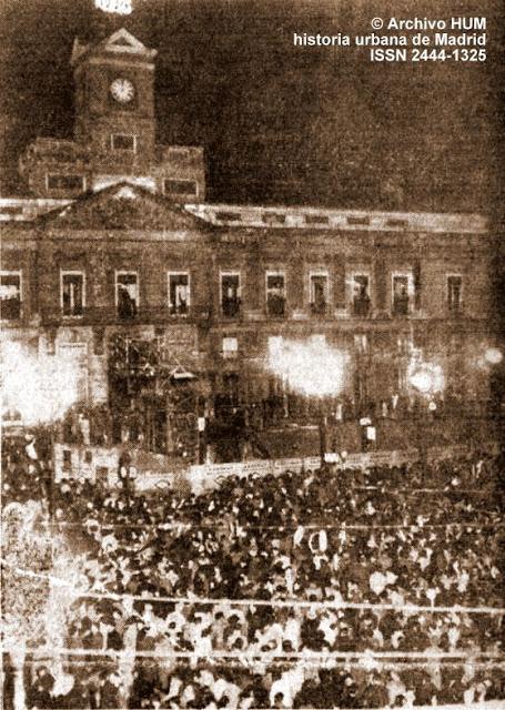 Fototeca. Recibiendo el año en la Puerta del Sol. Madrid, 1936 Fototeca. Recibiendo el año en la Puerta del Sol. Madrid, 1936