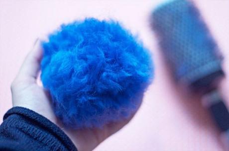 Gorros de lana con pompón, el complemento más asequible y trendy hacer pompón
