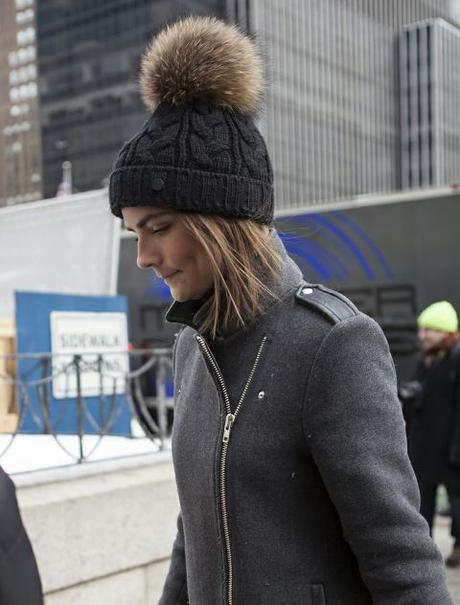 Gorros de lana con pompón, el complemento más asequible y trendy pom pom beanie grey