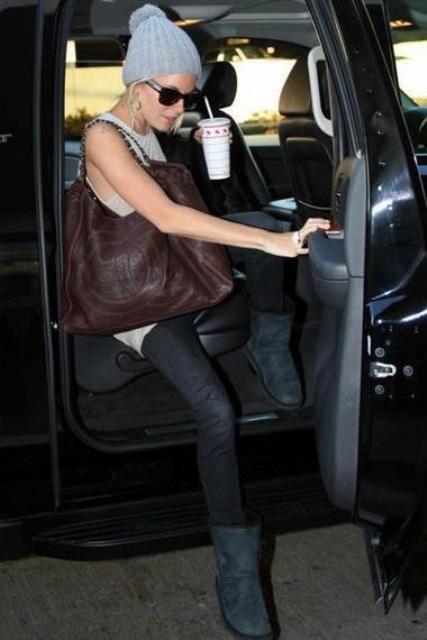 Gorros de lana con pompón, el complemento más asequible y trendy pom pom beanie sienna miller