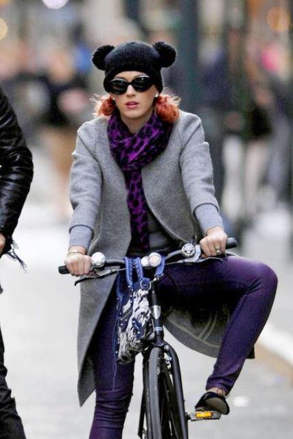 Gorros de lana con pompón, el complemento más asequible y trendy pom pom beanie burdeos katy perry
