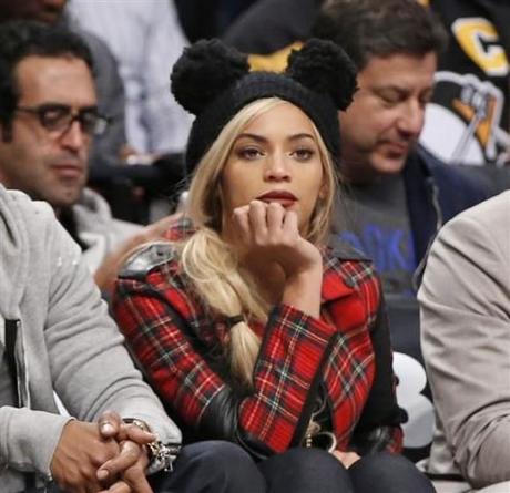 Gorros de lana con pompón, el complemento más asequible y trendy pom pom beanie burdeos beyonce