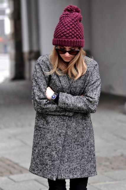 Gorros de lana con pompón, el complemento más asequible y trendy pom pom beanie burdeos