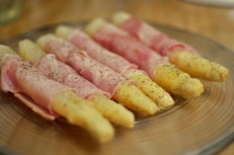 6 entrantes para una mesa de fiesta esparragos-blancos-jamon-cocido-eneldo-pimienta-aove