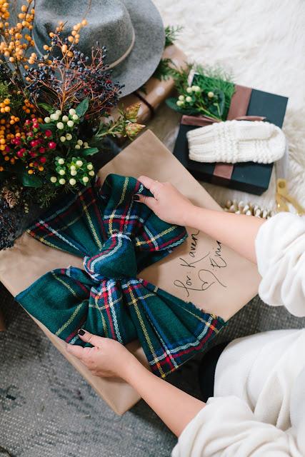 2417.- Envolver regalos 2417.- Envolver regalos