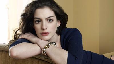 Anne Hathaway comienza el 2016 luciendo tripita