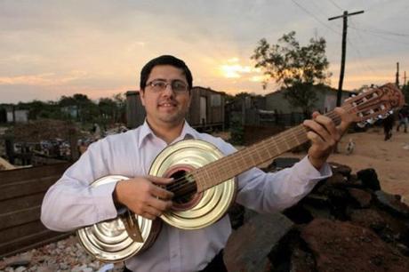 Fabio Chávez, director de la Orquesta Instrumentos Reciclados Cateura