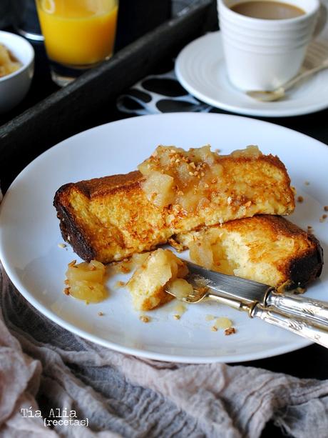 Tostadas francesas de pandoro con compota de manzana [desayuno de cumpleaños]
