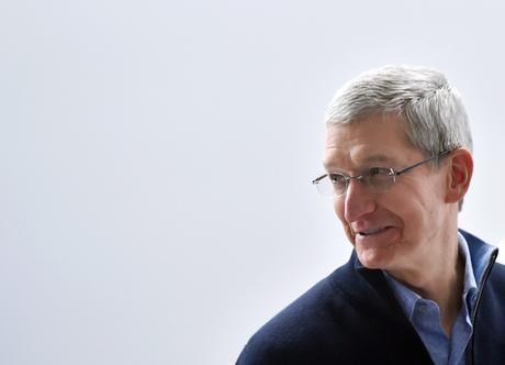 El CEO de Apple ganó $10.2 millones en el 2015 Apple CEO Tim Cook speaks to members of the media at an Apple press event in San Francisco, California on March 09, 2015. AFP PHOTO / JOSH EDELSON (Photo credit should read Josh Edelson/AFP/Getty Images)