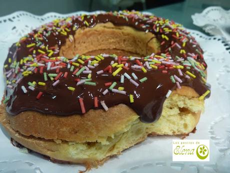 Roscón con chocolate y fideos de colores