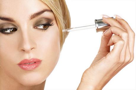 Tolo lo que debes sobre el sérum facial mujer aplicando sérum facial
