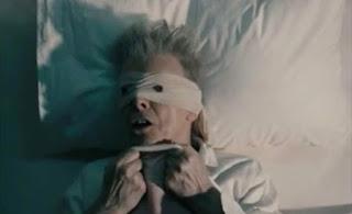 David Bowie sufre en el vídeo para 'Lazarus' David Bowie sufre en el vídeo para 'Lazarus'