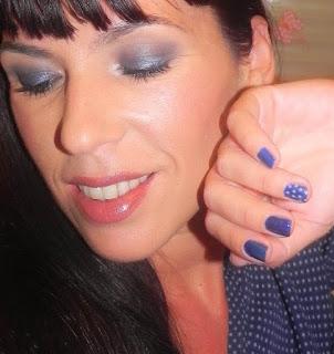 Azul agrisado para una falda midi (Look, manicura y outfit)