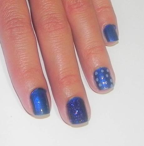 Azul agrisado para una falda midi (Look, manicura y outfit)