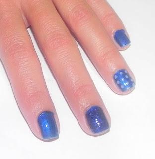 Azul agrisado para una falda midi (Look, manicura y outfit)