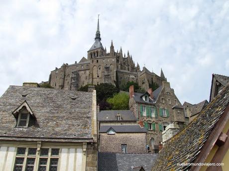 Mont Saint Michel; la abadía majestuosa Mont Saint Michel; la abadía majestuosa