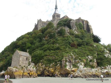 Mont Saint Michel; la abadía majestuosa Mont Saint Michel; la abadía majestuosa