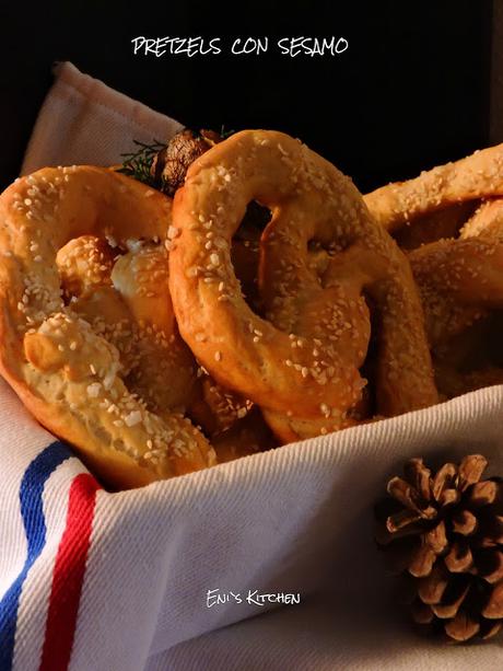 Pretzel o Covrigi con sesamo y sal