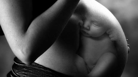 Impactante sesión de fotos de un recién nacido con su placenta Impactante sesión de fotos de un recién nacido con su placenta
