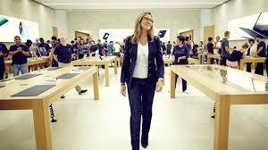 Angela Ahrendts, la única mujer en el equipo de Apple que gana más que Tim Cook descarga (9)