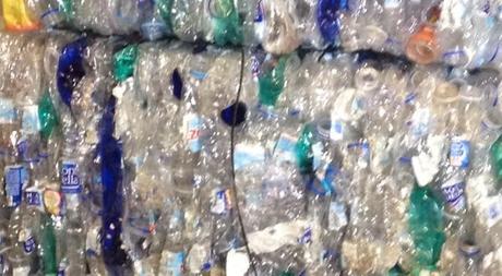 El pet se utiliza en botellas y es un plástico fácil de reciclar
