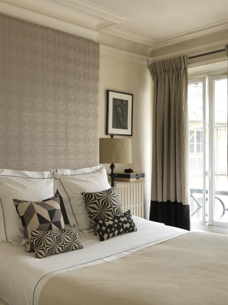 MIS CASAS FAVORITAS apartamento_en_paris_dormitorio-cortinas-papel pintado-colcha-cojines