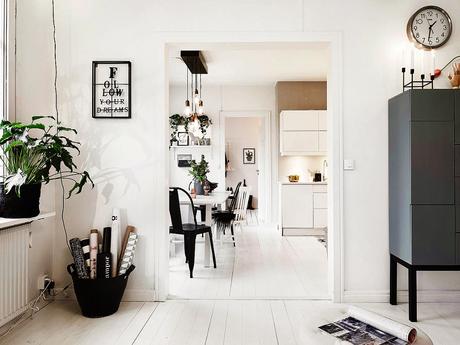 Apartamento estilo contemporáneo con los colores blanco y negro como base.