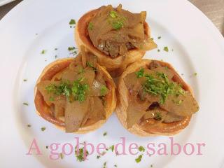 Higadillos de pollo con cebolla y manzana: