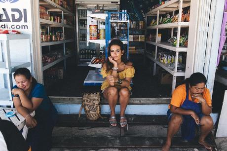 Thailand Thailand_Revolve_Clothing-Off_The_Shoulders_Top-Yellow_Shirt-Levis_Vintage-Backpack-Outfit-Street_Style-Beach_Loook-29