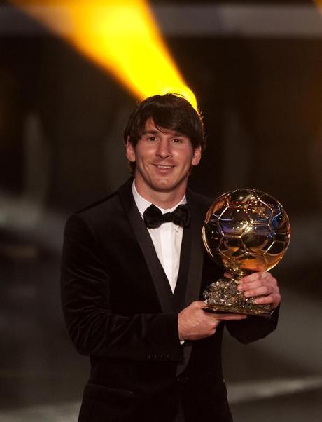 Gala de entrega del Balón de Oro 2010, por primera vez a cargo de la FIFA y France Football. Leo Messi recibe el Balón de Oro 2010 al mejor futbolista del año.