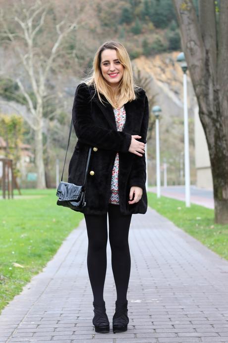 Outfit con mono de flores en invierno Outfit con mono de flores en invierno