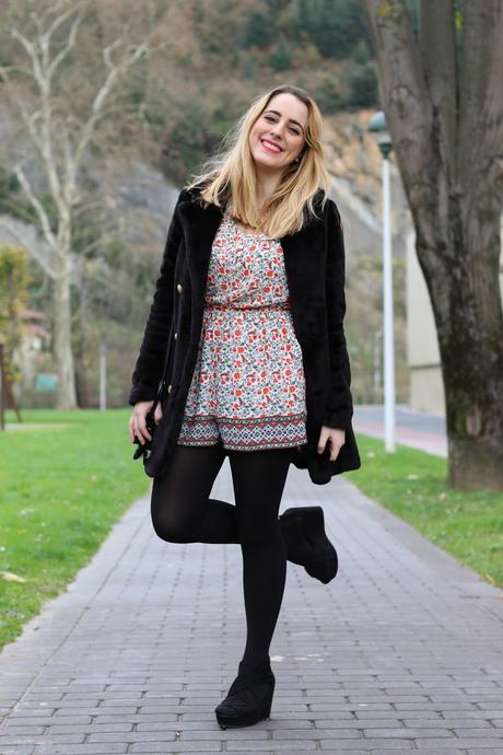 Outfit con mono de flores en invierno Outfit con mono de flores en invierno