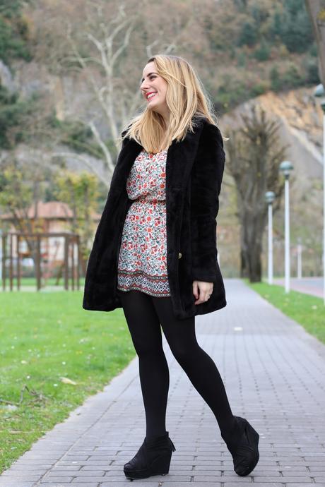 Outfit con mono de flores en invierno Outfit con mono de flores en invierno