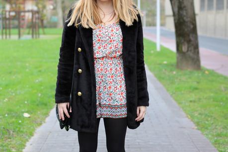 Outfit con mono de flores en invierno Outfit con mono de flores en invierno