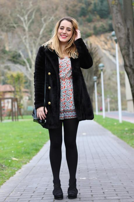 Outfit con mono de flores en invierno Outfit con mono de flores en invierno