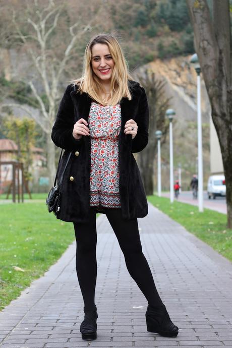 Outfit con mono de flores en invierno Outfit con mono de flores en invierno